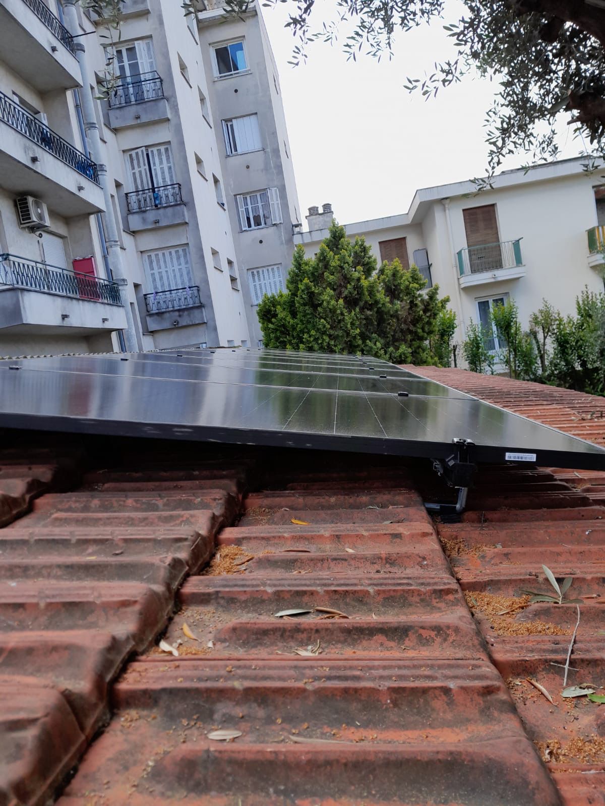 Installation 5 KWC 10 panneaux photovoltaïques autoconsommation en surimposition toiture , dual sun top con 500 Watt avec micro onduleur Ds3H apsysteme 